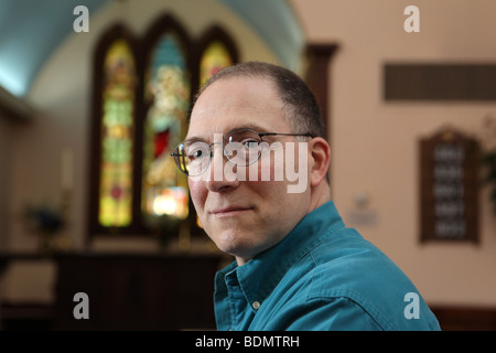 Ritratto di gay parishioner in San Giovanni Church-Wilmot episcopale, un LGBT-friendly chiesa di New York. Katharine Andriotis Foto Stock