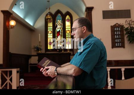 Gay Parishioner adorare in San Giovanni Church-Wilmot episcopale, un all-inclusive LGBT-friendly chiesa di New York. KAndriotis Foto Stock