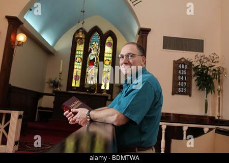 Gay Parishioner adorare in San Giovanni Church-Wilmot episcopale, un all-inclusive LGBT-friendly chiesa di New York. KAndriotis Foto Stock