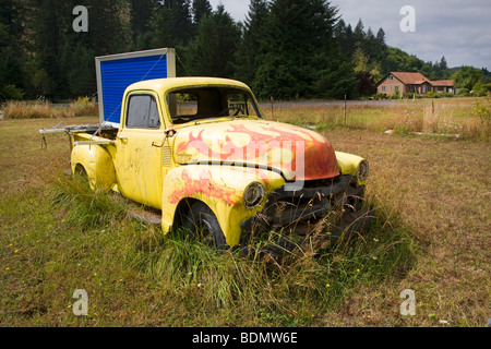 Un antico Chevrolet pickup truck ruggine in un campo in Oregon Coast intervallo vicino Philomath. Foto Stock