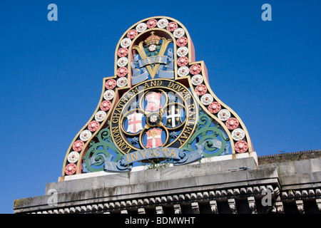 Stemma di Londra Chatham e Dover la ferrovia Blackfriars Bridge London Inghilterra England Foto Stock