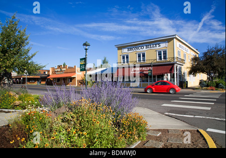 La strada principale di Sorelle Oregon e la storica Bronco Billy's Saloon nella centrale dell'Oregon Cascade Mountains Foto Stock