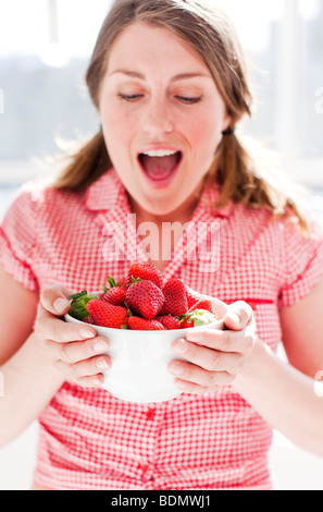 Donna che mantiene una ciotola di fragole Foto Stock