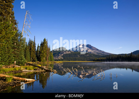 La formazione di scintille lago, South Sister picco ad Alba in Oregon Cascade Mountains lungo la cascata laghi autostrada vicino piegare Foto Stock