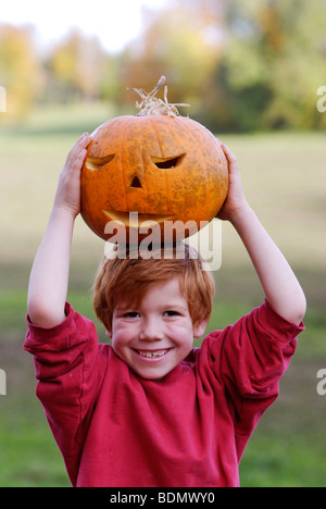 Ragazzo con una zucca, jack-o-lantern per Halloween Foto Stock