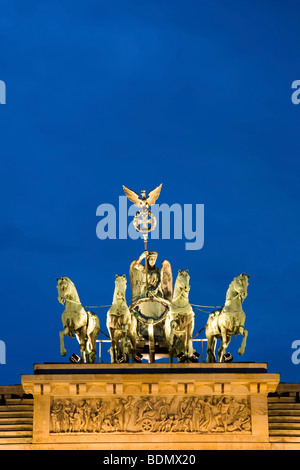 La Porta di Brandeburgo di notte, Quadriga, Berlino, Germania, Europa Foto Stock