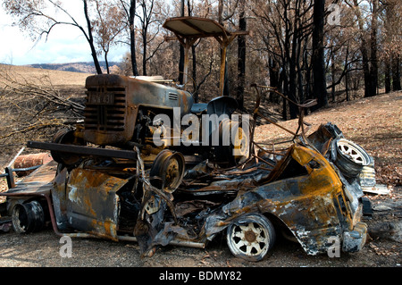 Bruciato veicoli dopo un bushfire Foto Stock