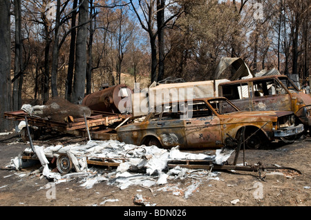 Bruciato veicoli dopo un bushfire Foto Stock