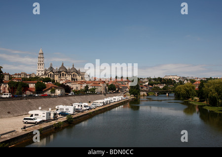 I camper in un Aire de camping car dal fiume Isle in Perigueux in Dordogne regione della Francia Foto Stock