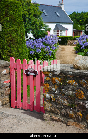 Cottage rosa cancello sulla Ile de Bréhat, Bretagna Francia Foto Stock