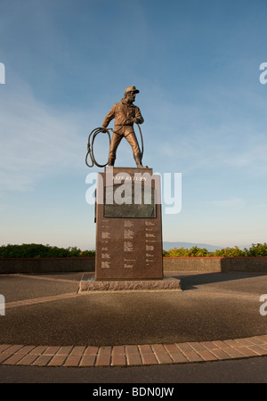 Una statua commemorativa per i pescatori perso in mare, situato nel punto Zuanich Park con la dicitura 'Safe' ritorno in bronzo sulla parte anteriore Foto Stock