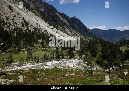 La valle al di sopra della porta d'Espagne in Le Parc National des Pyrenees in Francia Foto Stock