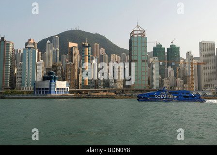 Catamarano contro lo skyline di Hong Kong Central, Hong Kong, Cina, Asia Foto Stock