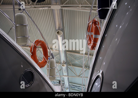 Mare le navi al boat show di exhibition hall Foto Stock