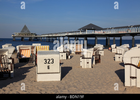 Il molo di Heringsdorf e sedie da spiaggia in vimini sull isola di Usedom, la Pomerania Occidentale, Germania. Foto di Willy Matheisl Foto Stock