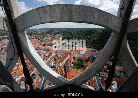 Landshut, Stifts- und Pfarrkirche San Martin, Turm, oberer Fialenkranz, Blick auf die Neustadt Foto Stock