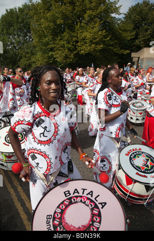 Carnevale di Notting Hill 2009 - batteristi femmina del gruppo Batala Foto Stock