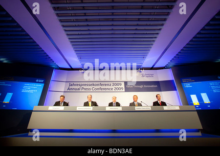 Philip Baum, portavoce della società, sinistra, Hubertus von Baumbach, la seconda da sinistra, CFO, Andreas Barner, centro, Presidente, Engelbert Tj Foto Stock