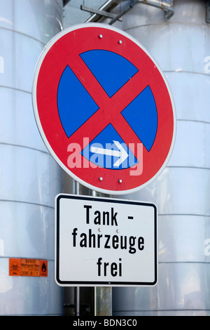 Segno di traffico, arrestando la restrizione, camion cisterna ammessi, presso il deposito di combustibile della società farmaceutica Boehringer Ingelheim G Foto Stock