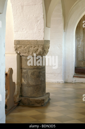 Perschen, San Peter und Paul Kirche, Innenraum in Perschen mit Säule romanischer Foto Stock