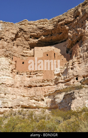 Il castello di Montezuma, castello di roccia di indiani Sinagua, da circa 1300 Annuncio, Montezuma Castle National Monument, la verde valle, fino Foto Stock