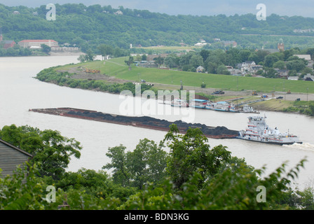 A spingere le guide in barca una chiatta lungo il fiume Ohio a Cincinnati, Ohio Foto Stock