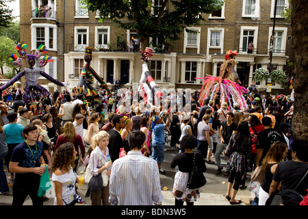 Folla in Notting Hill sfilata di carnevale Foto Stock