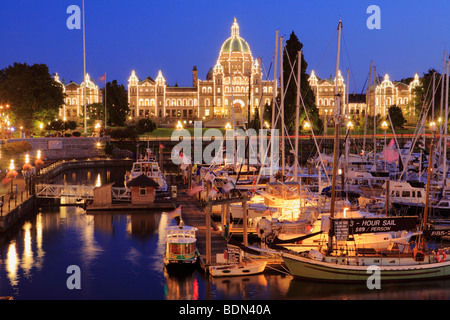 Dal porto interno e edifici legislativa al crepuscolo-Victoria, British Columbia, Canada. Foto Stock