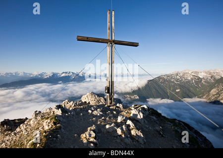 Croce sommitale sul Monte Ebener Joch, catena montuosa di Rofangebirge, Nord Tirolo, Austria, Europa Foto Stock