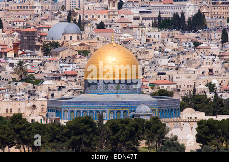 La Città Vecchia di Gerusalemme, compresa la Cupola della roccia, come si vede dal Monte degli Ulivi. Foto Stock