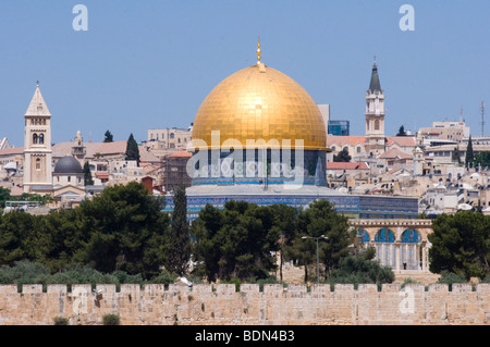 La Città Vecchia di Gerusalemme, compresa la Cupola della roccia, come si vede dal Monte degli Ulivi. Foto Stock