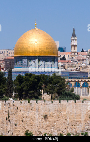 La Città Vecchia di Gerusalemme, compresa la Cupola della roccia, come si vede dal Monte degli Ulivi. Foto Stock