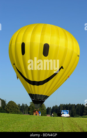 In mongolfiera ad aria calda con una faccina sorridente Foto Stock