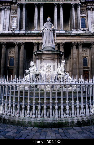 Queen Anne statua fuori dalla cattedrale di St Paul Londra Inghilterra Europa Foto Stock