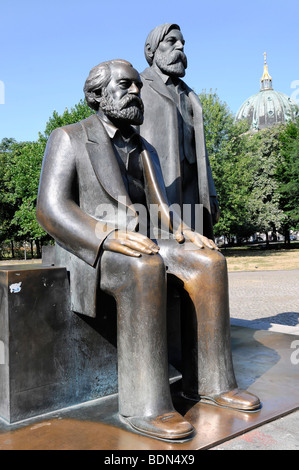 Karl Marx e Friedrich Engels monumento, capitale Berlino, Germania, Europa Foto Stock