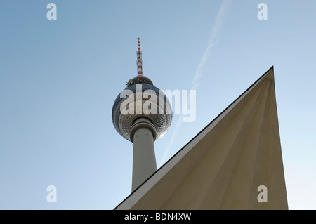 Fernsehturm torre della televisione sulla piazza Alexanderplatz, capitale Berlino, Germania, Europa Foto Stock