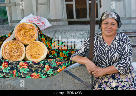 Il pane nel mercato di Osh Kirghizistan Foto Stock