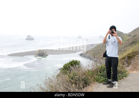 Persona di fotografare il fotografo in autostrada 1 in California Foto Stock