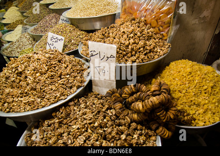 Frutta secca ed essiccata sul display in un negozio nel Souk El-Hamidiyeh (mercato) in damasco. Foto Stock
