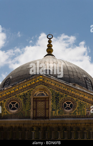 La cupola della moschea degli omayyä (grande moschea di Damasco), adornata con intricati mosaici e una mezzaluna islamica. Foto Stock