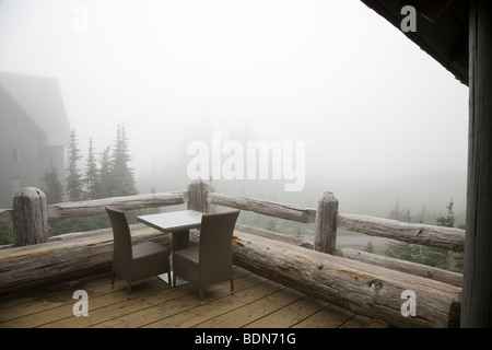 Area con posti a sedere presso il Paradise Inn Lodge, il Parco Nazionale del Monte Rainier - nebbia mattutina. Foto Stock