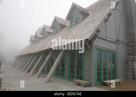 Paradise Inn Lodge, il Parco Nazionale del Monte Rainier - nebbia mattutina. Foto Stock