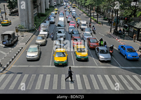Motociclisti, ciclomotore piloti e vetture nel traffico caotico, Ratchamnoen Klang Road, Bangkok, Thailandia, Asia Foto Stock