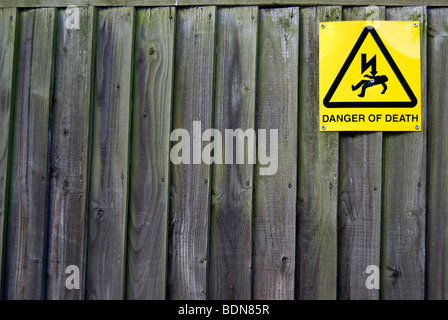 Pericolo di morte segno su una staccionata in legno che circonda una sottostazione elettrica, in Kew, a sud-ovest di Londra - Inghilterra Foto Stock