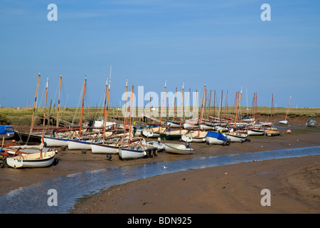 Molti yacht ormeggiati su un creek bank a bassa marea in Morston, North Norfolk, Inghilterra Foto Stock