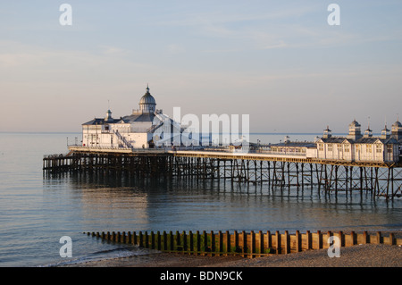 Tranquillo Eastbourne Pier in inizio di mattina di luce, England Regno Unito Foto Stock