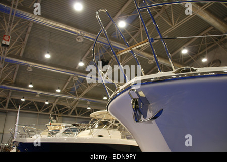 Mare le navi al boat show di exhibition hall Foto Stock