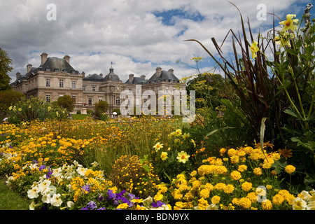 Palais du Luxembourg nel Jardin du Luxembourg con fiori Foto Stock