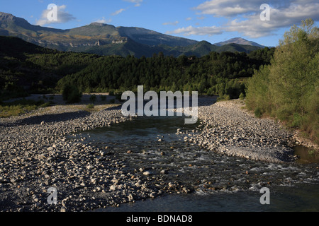 Tramonto sul Rio Cinca valle nei Pirenei spagnoli Foto Stock