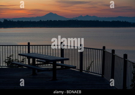 In piedi su un belvedere sopra Hales passano su Lummi Island, il sole non comincia a mostrare su Mt. Baker e il 'Sisters'. Foto Stock